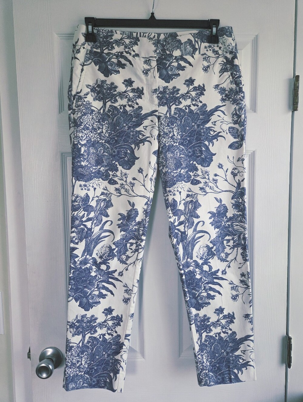 LOFT ✨️ White Cropped Cotton Women's Pants with Blue Floral Print Size 6